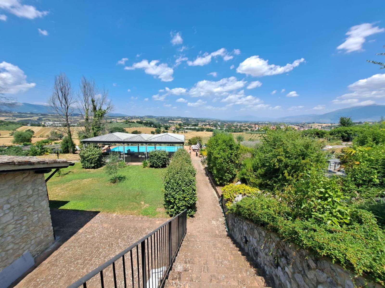 Spoleto By The Pool Exterior foto