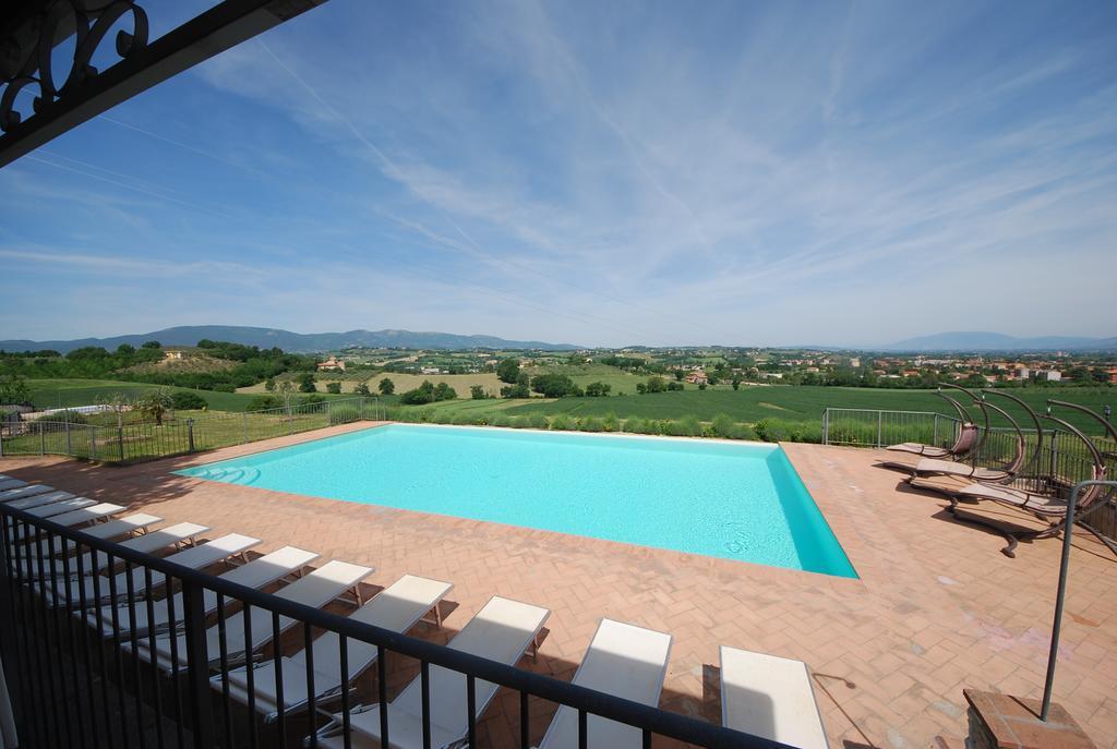 Spoleto By The Pool Exterior foto